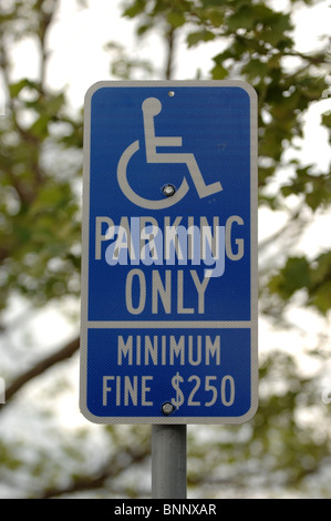 Les places de stationnement pour personnes handicapées uniquement, minimum 250 $ fine Banque D'Images