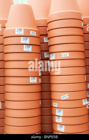 Pots de fleurs en terre cuite empilés à vendre dans un centre de jardinage Banque D'Images