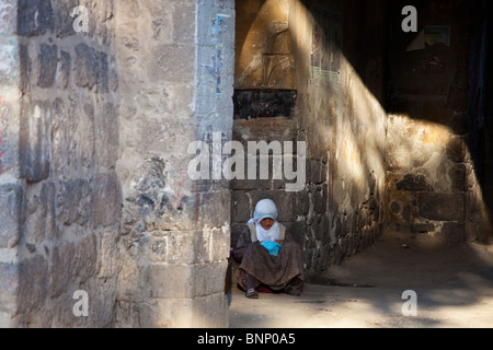 Femme kurde à l'entrée de la Citadelle, à Diyarbakir, Turquie Banque D'Images