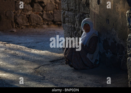 Femme kurde à l'entrée de la Citadelle, à Diyarbakir, Turquie Banque D'Images