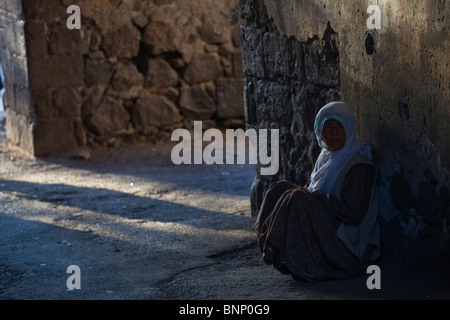 Femme kurde à l'entrée de la Citadelle, à Diyarbakir, Turquie Banque D'Images