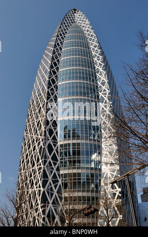 Tourné avant de l'IKO 'hal' La mode des capacités contre le ciel bleu dans le quartier de Shinjuku (Japon) Banque D'Images