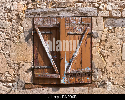 Fermé vieux volets en bois - France. Banque D'Images