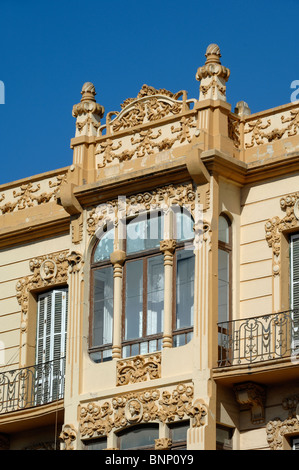 & Fenêtre Façade de l'Art Nouveau La Reconquista Department Store (1915), par Enrique Nieto, Melilla, Espagne Banque D'Images