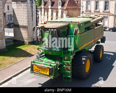 John Deere 9880i STS moissonneuse-batteuse, le centre-ville de négociation - France. Banque D'Images