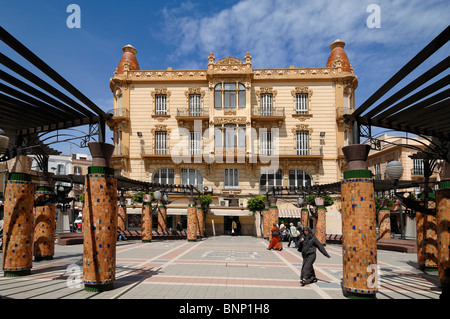 La Reconquista Department Store (1915), Art Nouveau ou un bâtiment moderniste par Enrique Nieto, & Menendez Square, Melilla, Espagne Banque D'Images