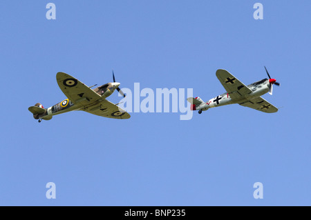 Supermarine Spitfire Vb & Messerschmitt Bf 109G (Hispano HA-1112 MIL Buchon) faisant un survol de la formation. Banque D'Images