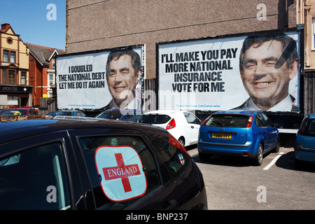 Gordon Brown lutte contre les affiches de la campagne de publicité électorale pour les élections de 2010 à Blackpool, Angleterre. Banque D'Images