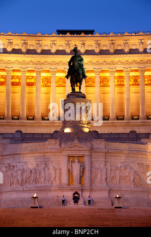 Tôt le matin, à l'impressionnant édifice commémoratif de Vittorio Emanuele avec tombe du soldat inconnu, Rome Lazio Italie Banque D'Images