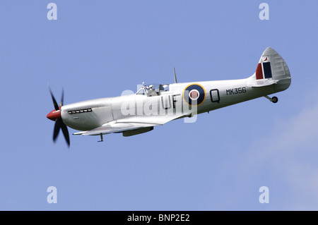 Supermarine Spitfire avion LFIXe exploité par la RAF en vol de la bataille d'Angleterre. Banque D'Images