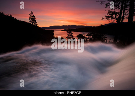 Aube ciel de Eagle Falls à Emerald Bay, Lake Tahoe, California, USA. Banque D'Images