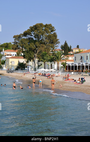 La plage de Agios Mamas, Spetses town, l'île de Spetses, Grèce Banque D'Images