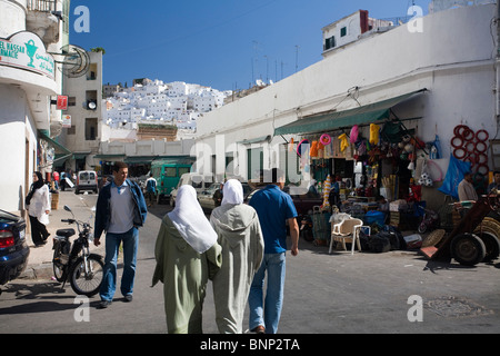 Les gens dans une rue de Tanger, Maroc, Afrique Banque D'Images
