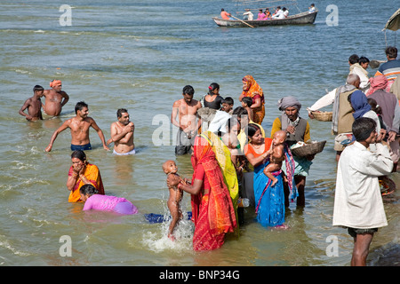 Pèlerins hindous se baigner dans le Gange. Allahabad. L'Inde Banque D'Images