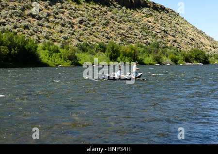 Pêche à la mouche guidées à partir d'un bateau flottant, Madison River, Montana Banque D'Images