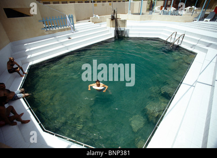 Ras Al Khaimah ÉMIRATS ARABES UNIS Khatt Hot Springs Teenage Boy Swimming Banque D'Images