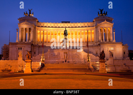 Tôt le matin, à l'impressionnant édifice commémoratif de Vittorio Emanuele avec tombe du soldat inconnu, Rome Lazio Italie Banque D'Images