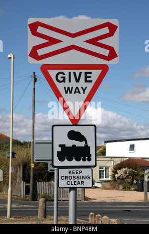 Céder et garder crossing signe clair, hayling island railway station Banque D'Images