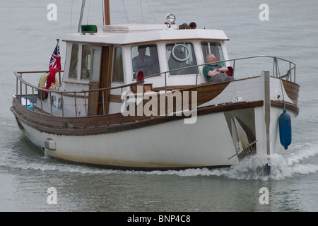 Grand bateau en bois loisirs moteur vieux bois Banque D'Images