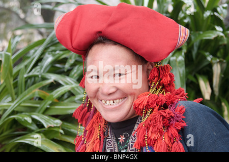 Portrait d'une femme de Dzao rouge la région de Sapa Vietnam Banque D'Images