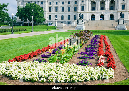 Fleurs en face du Capitole de l'État du Minnesota à St Paul. Banque D'Images