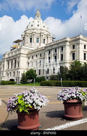 Fleurs en face de State Capitol à Saint Paul. Banque D'Images