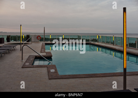 Piscine avec vue sur la cocoteraie avec Harbour Yacht Club et Biscayne Bay Banque D'Images