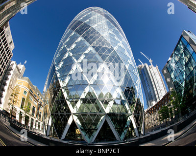 Voir de 30 St Mary Axe (aka le Gherkin) dans la ville de Londres. Banque D'Images