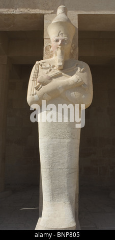 Hatchepsout (1508-1458 b.C). Statue osirienne.Nouveau Royaume. Temple de Deir El Bahari. Thèbes. L'Égypte. Banque D'Images