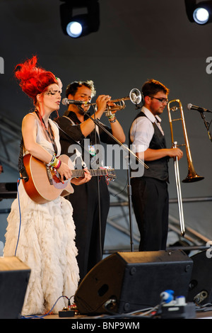 Gabby Young en concert Banque D'Images