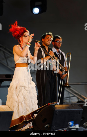 Gabby Young en concert Banque D'Images