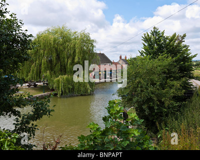 La Barge Inn à Seend serrure sur le canal Kennet et Avon Wiltshire, UK Banque D'Images