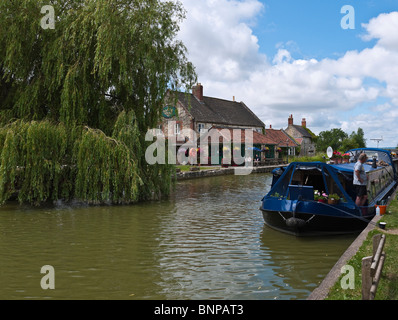 La Barge Inn à Seend serrure sur le canal Kennet et Avon Wiltshire, UK Banque D'Images