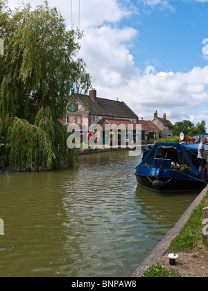 La Barge Inn à Seend serrure sur le canal Kennet et Avon Wiltshire, UK Banque D'Images