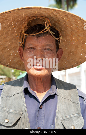 Ajo man wearing straw hat à Luang Prabang au Laos Banque D'Images