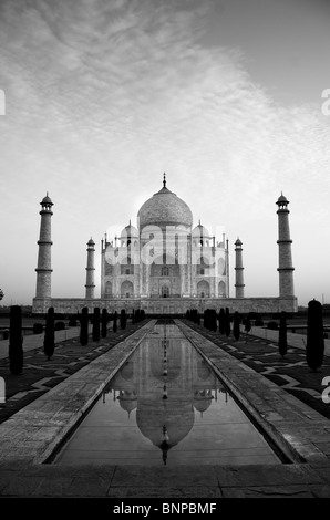 Le magnifique Taj Mahal est reflétée dans le miroir d'eau au lever du soleil. Banque D'Images