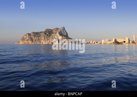 Penon de Ifach à Calpe la montagne à partir de la mer bleue en province d'Alicante Espagne Banque D'Images