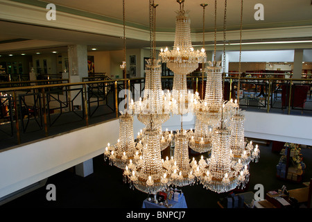 L'Irlande, Waterford, Waterford Crystal Visitor's Center, lustre suspendu dans showroom Banque D'Images