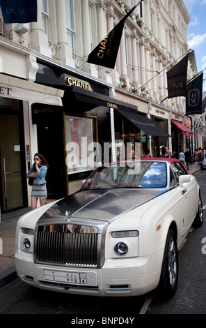 Boutiques haut de gamme Shoppers pass sur Bond Street de Londres. Connue pour ses magasins de mode exclusif. Rolls Royce en dehors de Chanel. Banque D'Images