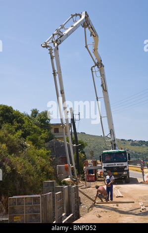 Pompage de béton sur les projet de construction à Kassiopi sur la Méditerranée grecque de Corfou Grèce GR Banque D'Images