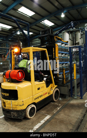 Un chariot élévateur rassemble une palette de fûts à la Charles Wells Eagle brewery UK Bedford Banque D'Images