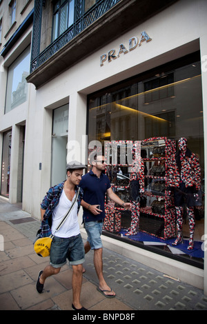 Boutiques haut de gamme Shoppers pass sur Bond Street de Londres. Connue pour ses magasins de mode exclusif. Prada. Banque D'Images