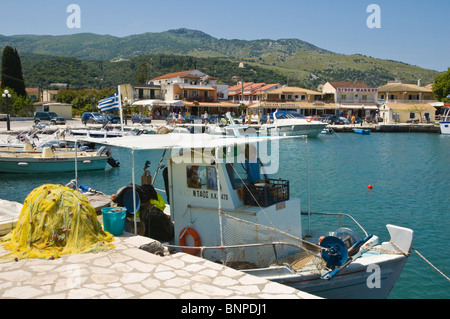 Pêche côtière locale des bateaux amarrés dans le port à Kassiopi sur la Méditerranée grecque de Corfou Grèce GR Banque D'Images