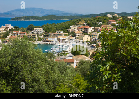 Vue sur le port à Kassiopi sur la Méditerranée grecque de Corfou Grèce GR Banque D'Images