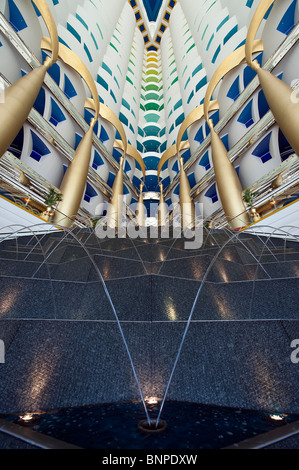 De l'intérieur le luxe 7 étoiles Burj Al Arab 7 étoiles conçu par Sir Norman Foster à DUBAÏ, ÉMIRATS ARABES UNIS Banque D'Images