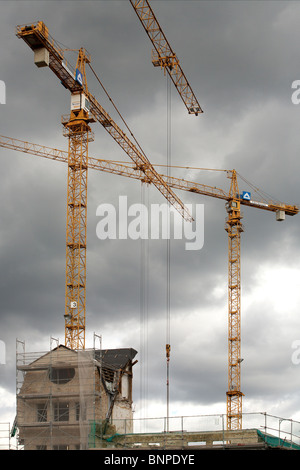 Grues de construction sur un site de construction dans le port de Tempelhof, Berlin, Allemagne Banque D'Images