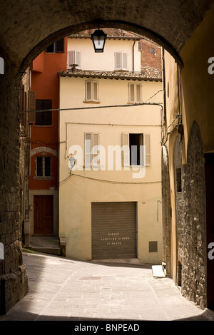 Street view en Pérouse montrant un garage avec inscription en italien qui dit de ne pas bloquer le passage Banque D'Images