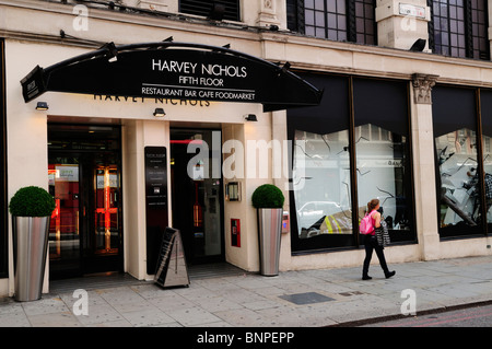 Grand magasin Harvey Nichols, Knightsbridge, Londres, Angleterre, Royaume-Uni Banque D'Images