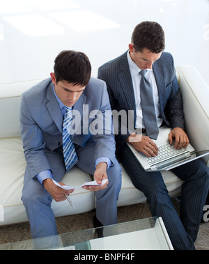 Deux hommes d'affaires dans une salle d'attente Banque D'Images