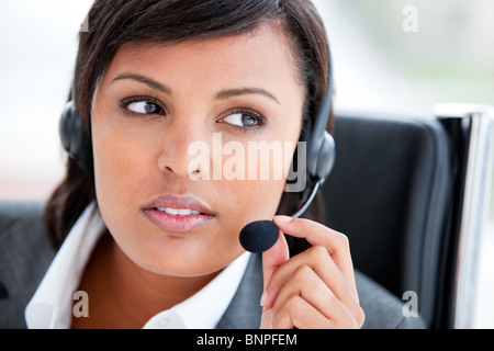 Portrait d'une belle agent du service clientèle au travail Banque D'Images